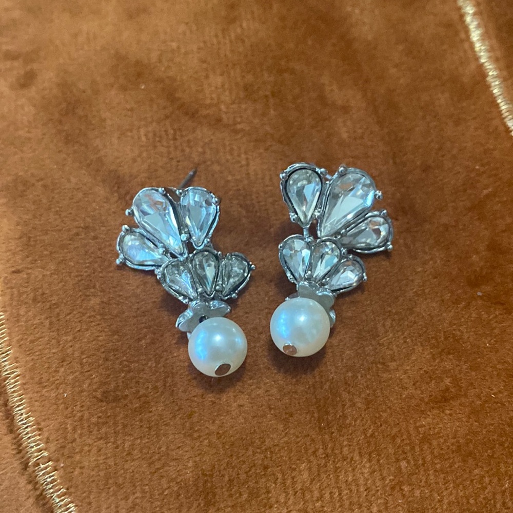 Pretty vintage earrings, they are beautiful and delicate, for any occasion.